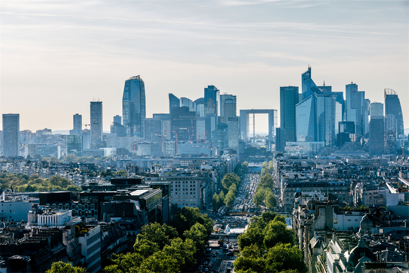 Mi-séance Paris : le CAC 40 passe au rouge, balancé entre Kering qui rit et Hermès qui pleure