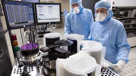 Mi-séance Paris : STMicroelectronics et Soitec se démarquent encore