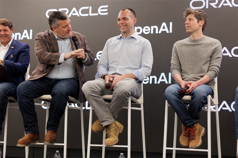 OpenAI prévoit 850 milliards de dollars d'expansion, Sam Altman "comprend que les gens soient inquiets"