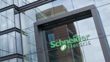 Schneider Electric prend la tête du CAC 40 soutenu par des avis d'analystes