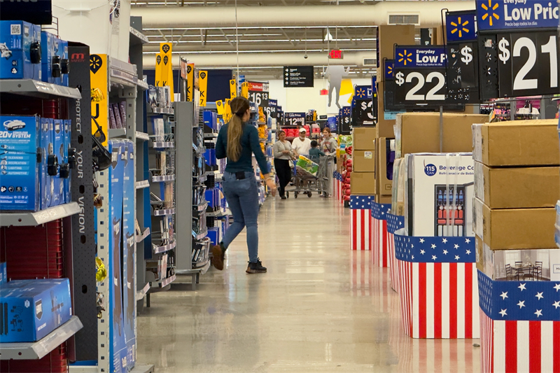 Trump demande à Walmart de "manger les tarifs"... et tacle Jerome Powell