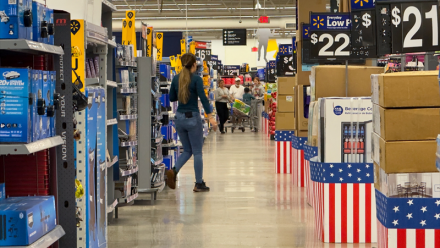 Trump demande à Walmart de "manger les tarifs"... et tacle Jerome Powell