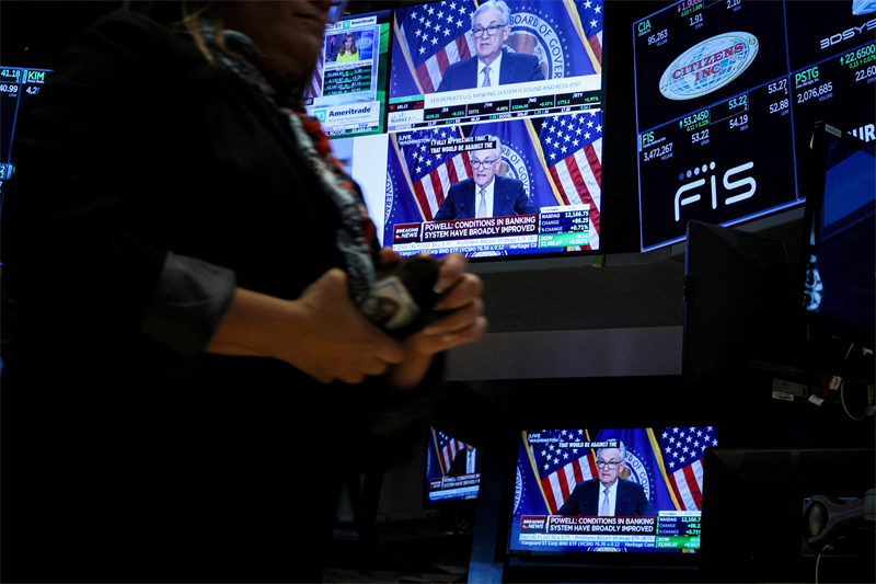 Trump tacle encore brutalement Powell