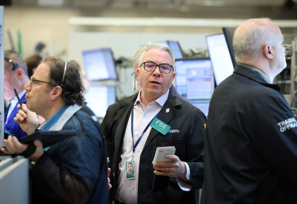 Wall Street : Alphabet flambe, Microsoft et Meta retombent