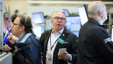 Wall Street : Alphabet flambe, Microsoft et Meta retombent