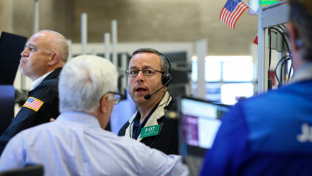 Wall Street au faîte de sa gloire, en attendant la baisse des taux