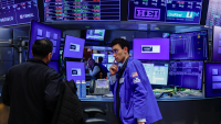 Wall Street campe proche des sommets avant la vague des résultats