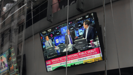 Wall Street campe sur ses sommets, alors que SpaceX poursuit son rallye