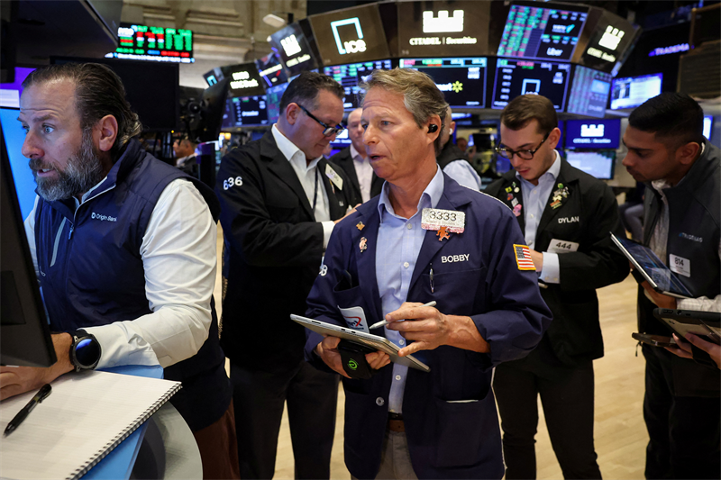 Wall Street campe sur ses sommets, avant la Fed, la rencontre Trump-Xi et les 'Mag 7'