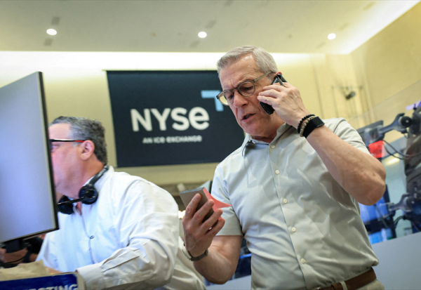 Wall Street consolide prudemment, en attendant Warsh et l'emploi