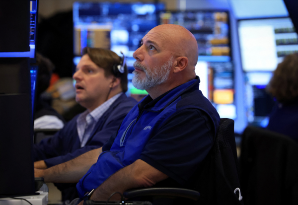 Wall Street corrige, alors que la géopolitique et la Fed inquiètent