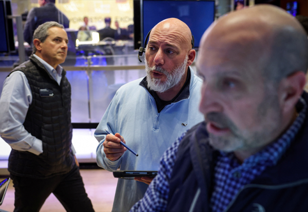 Wall Street creuse ses pertes, alors que le Nasdaq décroche