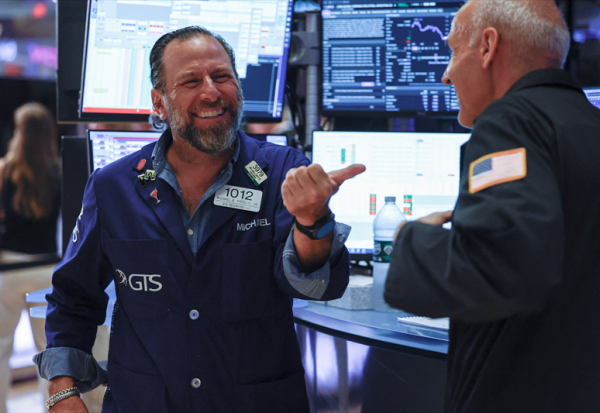 Wall Street dans le vert, alors que les rendements obligataires se détendent