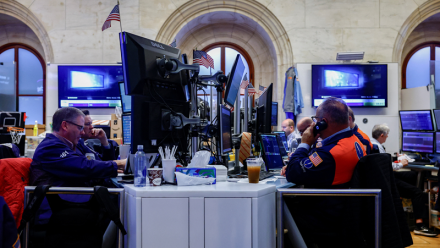 Wall Street dans le vert avant la Fed, Alphabet, Microsoft et Amazon