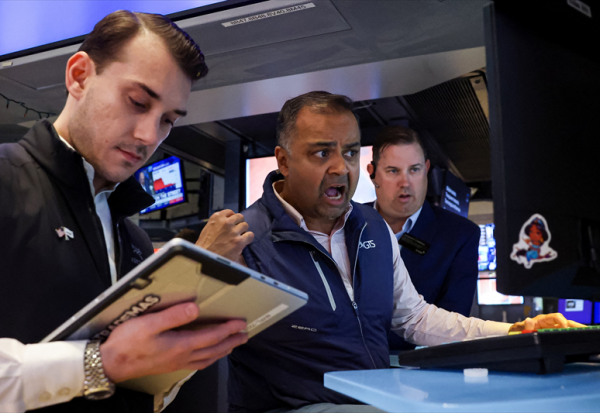 Wall Street : Dow Jones au sommet, Nasdaq en berne