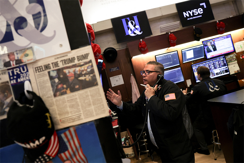Wall Street grimpe encore, ignorant les risques