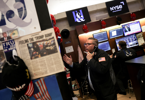 Wall Street grimpe encore, ignorant les risques