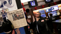 Wall Street grimpe encore, ignorant les risques