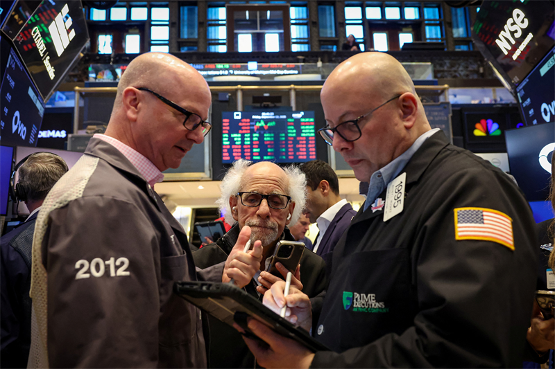 Wall Street grimpe, ignorant le risque de "shutdown"
