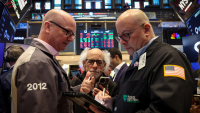 Wall Street grimpe, ignorant le risque de "shutdown"