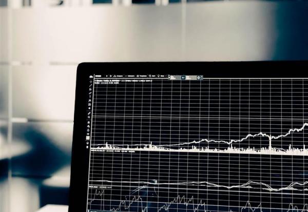 Wall Street : Intel chute, Alphabet grimpe, les indices hésitent avec Trump