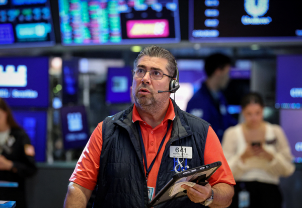 Wall Street : le Nasdaq corrige, mais le Dow Jones flirte avec les sommets