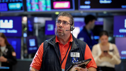 Wall Street : le Nasdaq corrige, mais le Dow Jones flirte avec les sommets