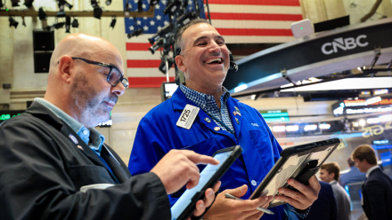 Wall Street : le Nasdaq mène le rebond, alors que les cours du brut retombent