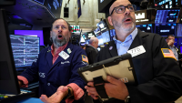 Wall Street : le Nasdaq se redresse (un peu) en attendant Kevin Warsh