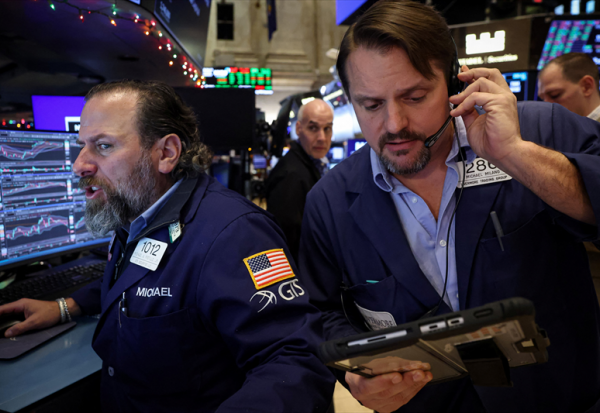 Wall Street : le S&P 500 échoue sur les 7.000 pts et repasse dans le rouge