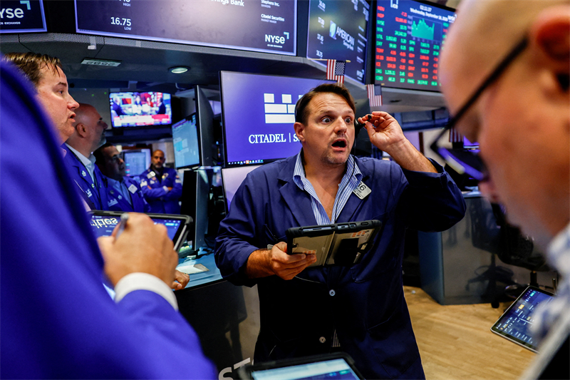 Wall Street persiste dans le rouge, alors que les rendements souverains grimpent