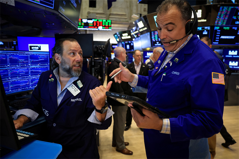Wall Street perturbé par les hausses de prix d'Apple et de Microsoft