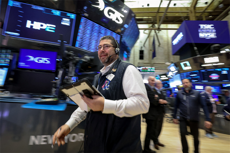 Wall Street poursuit son rebond, soulagé concernant le Groenland