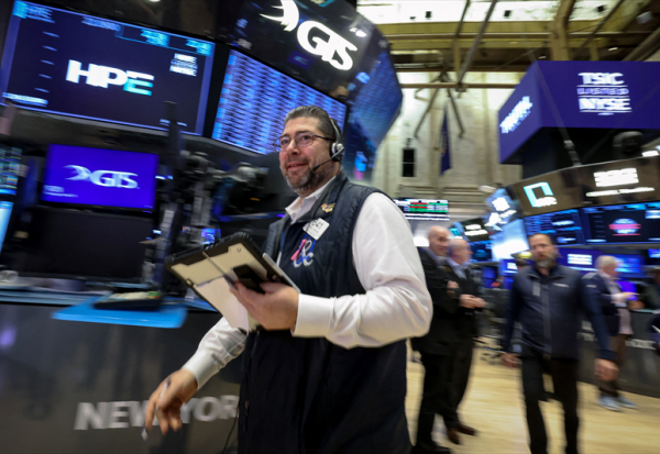 Wall Street poursuit son rebond, soulagé concernant le Groenland