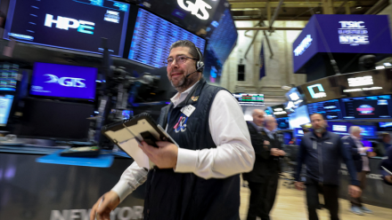 Wall Street poursuit son rebond, soulagé concernant le Groenland