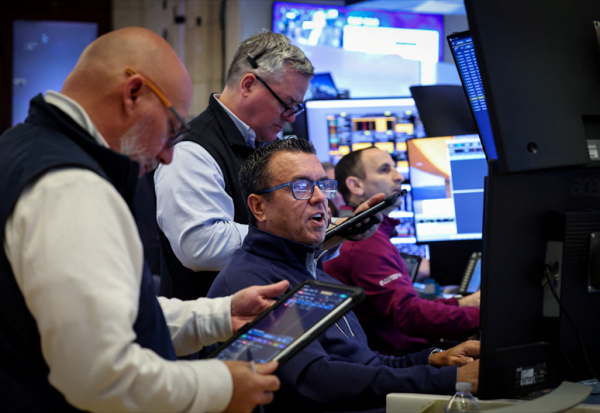 Wall Street repasse dans le rouge, toujours volatil