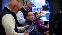 Wall Street repasse dans le rouge, toujours volatil