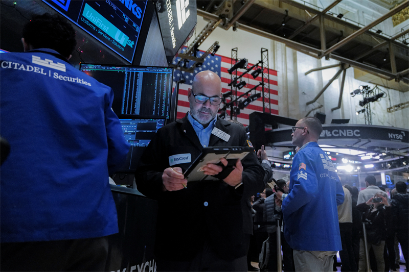 Wall Street reste sous pression, en attendant les 'stats'