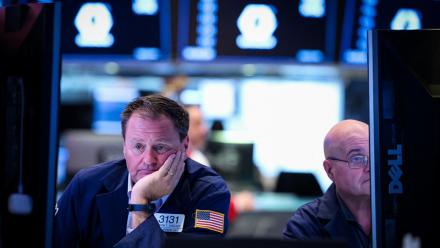 Wall Street retombe après les records