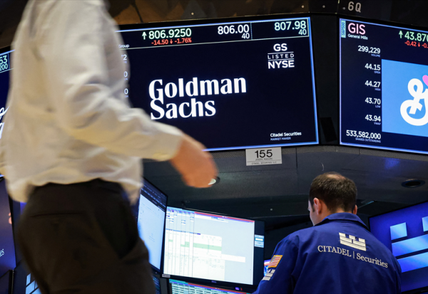 Wall Street s'enfonce dans le rouge, alors que les prix du pétrole flambent