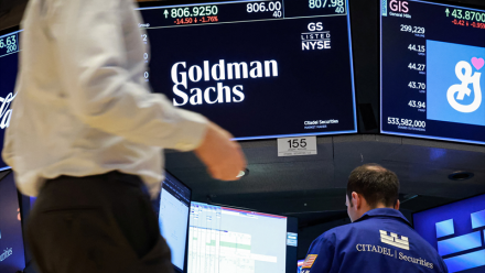 Wall Street s'enfonce dans le rouge, alors que les prix du pétrole flambent