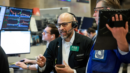 Wall Street s'offre un sursaut, alors que les cours du brut reculent