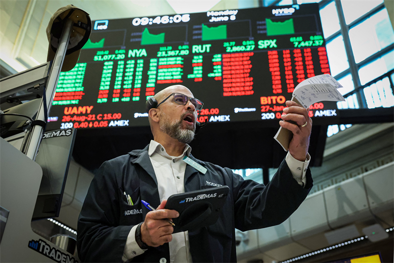Wall Street surnage dans le vert, malgré l'inflation et les menaces de Trump