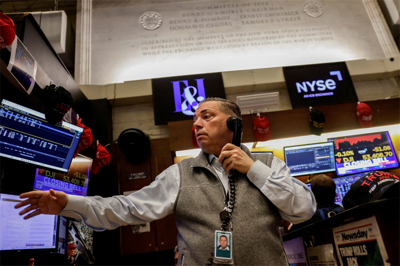 Wall Street toujours nerveux, en repli en attendant Walmart