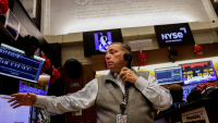 Wall Street toujours nerveux, en repli en attendant Walmart