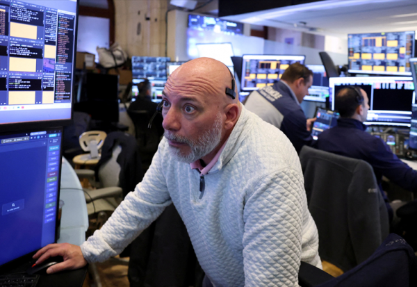 Wall Street trébuche avec les tensions sur l'obligataire et les craintes de durcissement monétaire