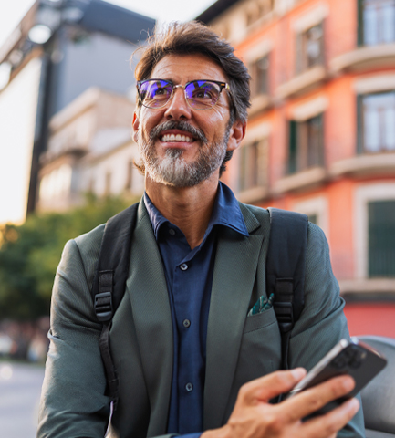 Une cliente souriante profite de son offre depuis son mobile